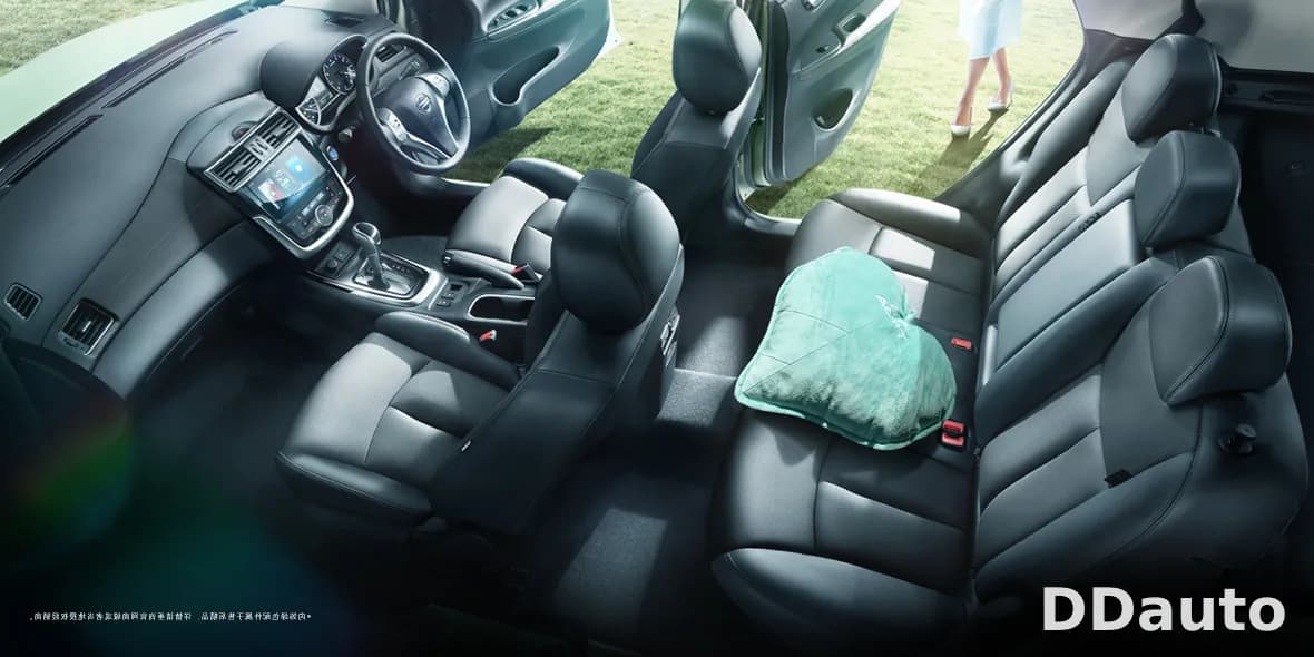 NISSAN TIIDA