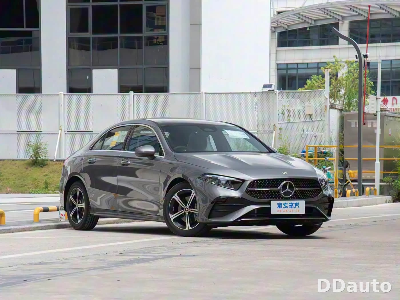 MERCEDES-BENZ A180L