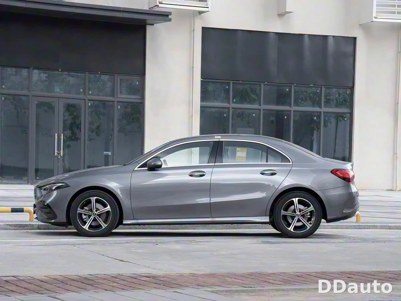 MERCEDES-BENZ A180L