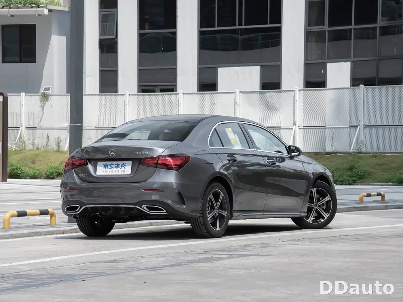 MERCEDES-BENZ A180L