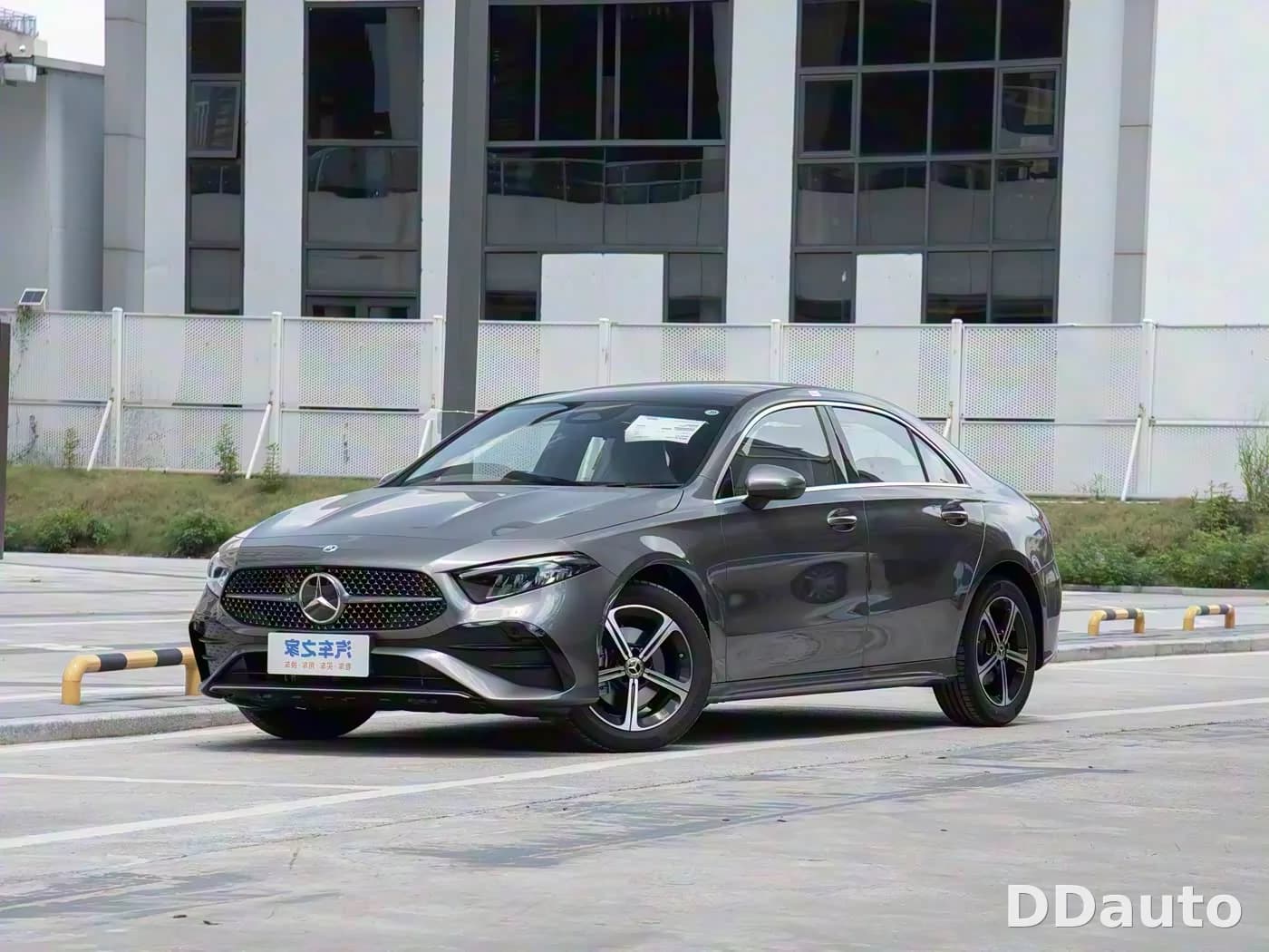 MERCEDES-BENZ A180L