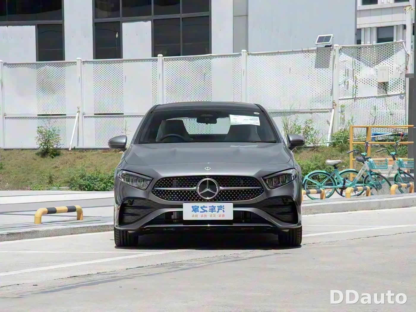 MERCEDES-BENZ A180L